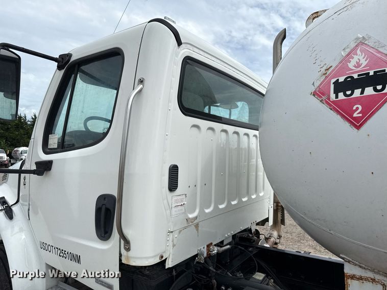 image for item HI9263 2011 Freightliner Business Class M2 truck cab and chassis