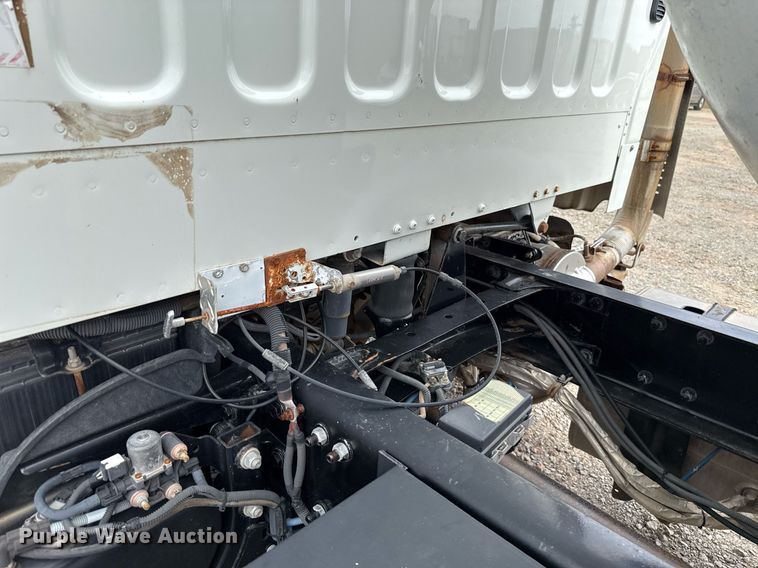 image for item HI9263 2011 Freightliner Business Class M2 truck cab and chassis