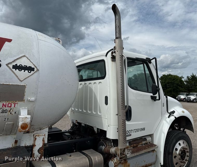 image for item HI9263 2011 Freightliner Business Class M2 truck cab and chassis