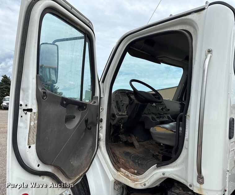 image for item HI9263 2011 Freightliner Business Class M2 truck cab and chassis
