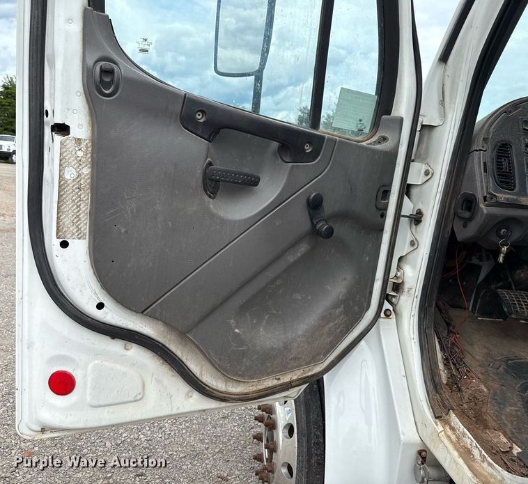 image for item HI9263 2011 Freightliner Business Class M2 truck cab and chassis