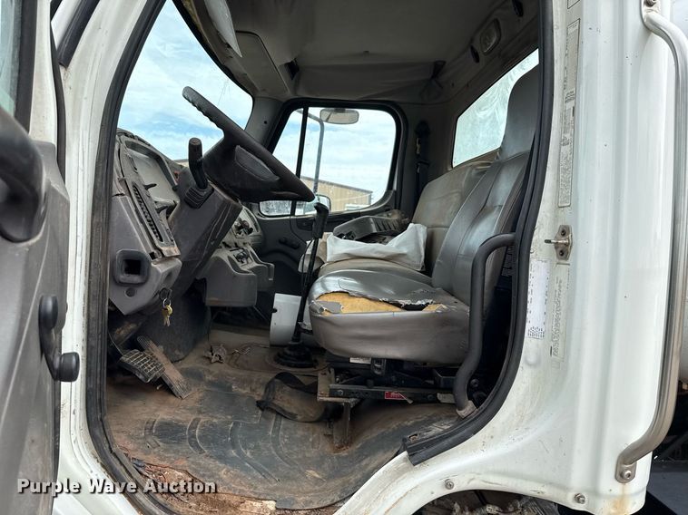 image for item HI9263 2011 Freightliner Business Class M2 truck cab and chassis