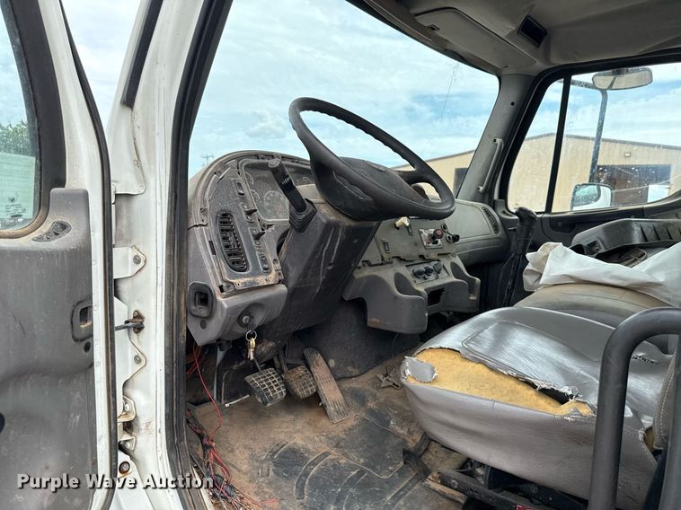 image for item HI9263 2011 Freightliner Business Class M2 truck cab and chassis