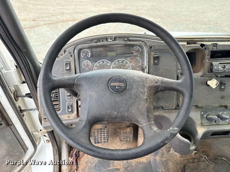 image for item HI9263 2011 Freightliner Business Class M2 truck cab and chassis