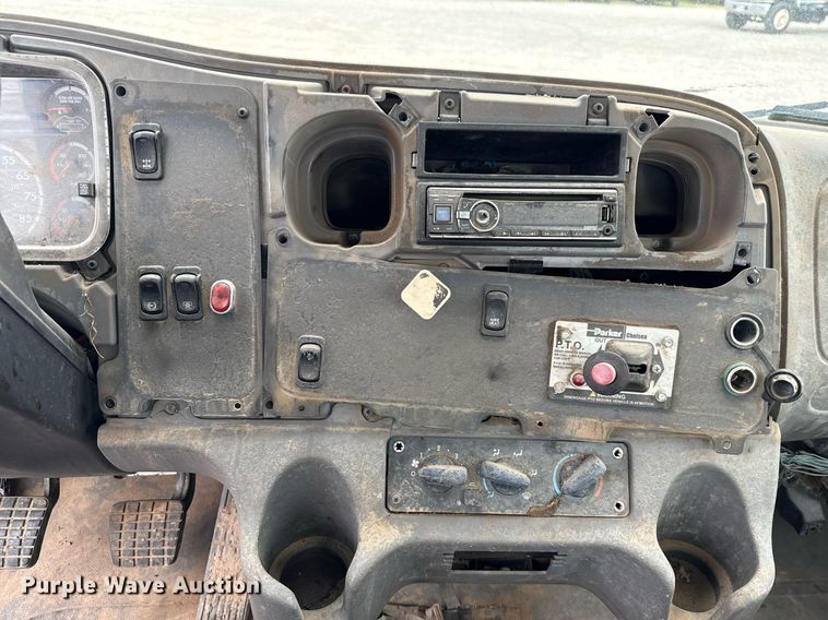 image for item HI9263 2011 Freightliner Business Class M2 truck cab and chassis