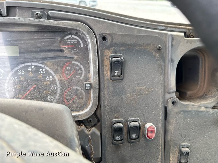 image for item HI9263 2011 Freightliner Business Class M2 truck cab and chassis