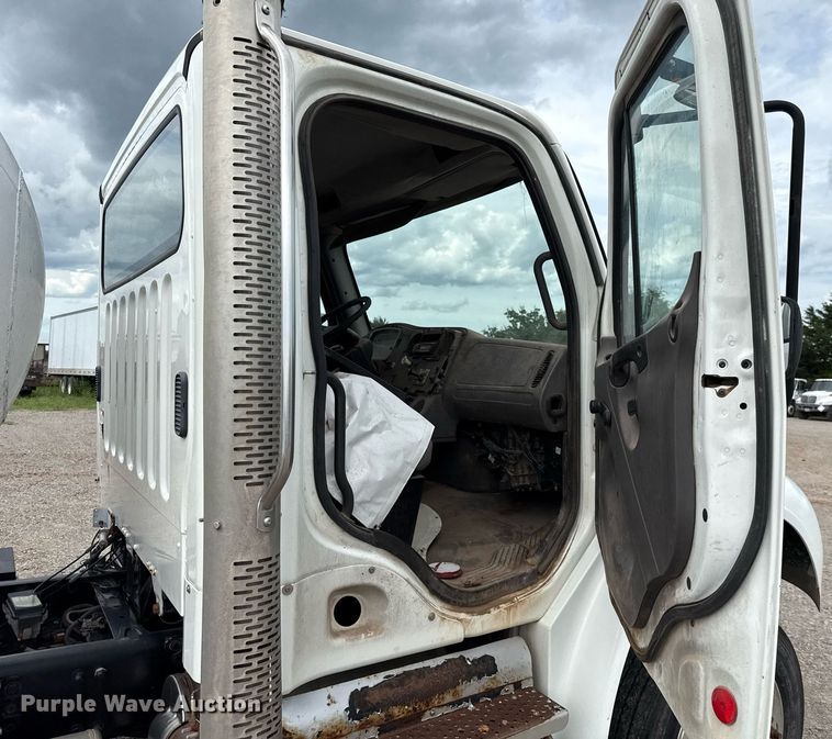 image for item HI9263 2011 Freightliner Business Class M2 truck cab and chassis