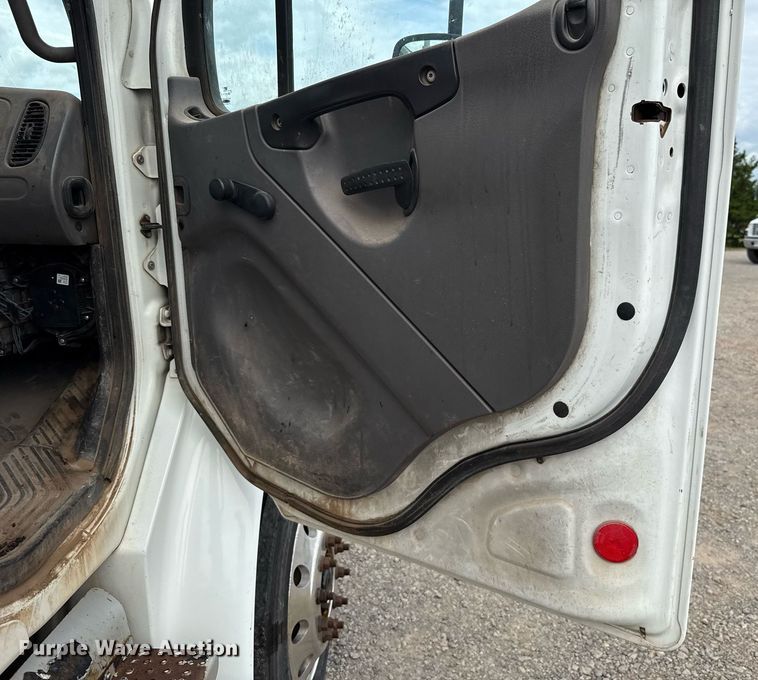 image for item HI9263 2011 Freightliner Business Class M2 truck cab and chassis