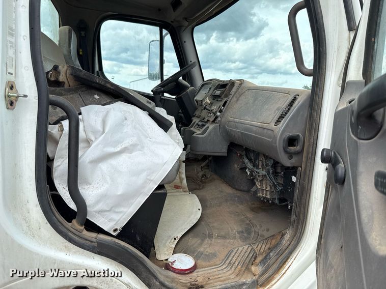 image for item HI9263 2011 Freightliner Business Class M2 truck cab and chassis