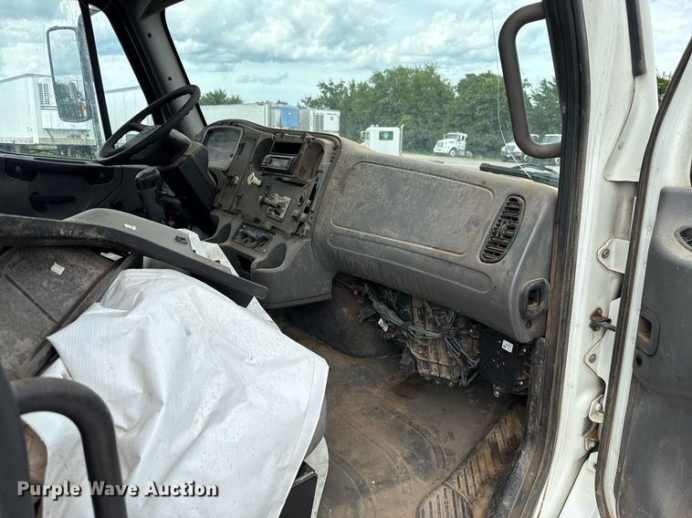 image for item HI9263 2011 Freightliner Business Class M2 truck cab and chassis