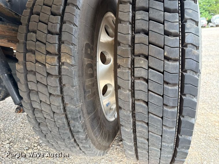 image for item HI9263 2011 Freightliner Business Class M2 truck cab and chassis