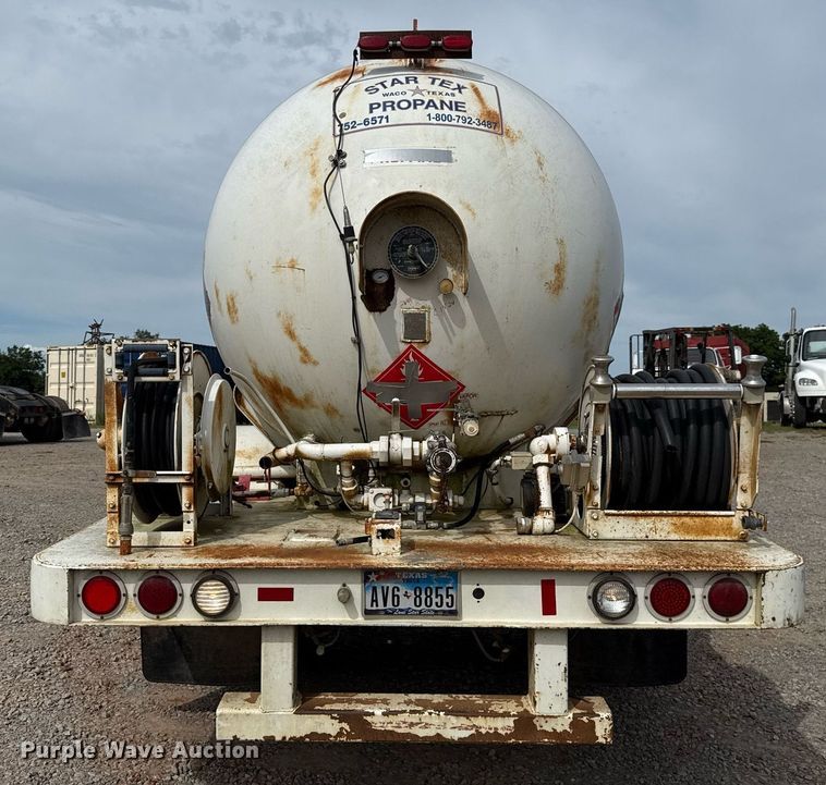 image for item HI9266 2003 International 4300 truck cab and chassis