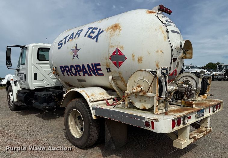 image for item HI9266 2003 International 4300 truck cab and chassis