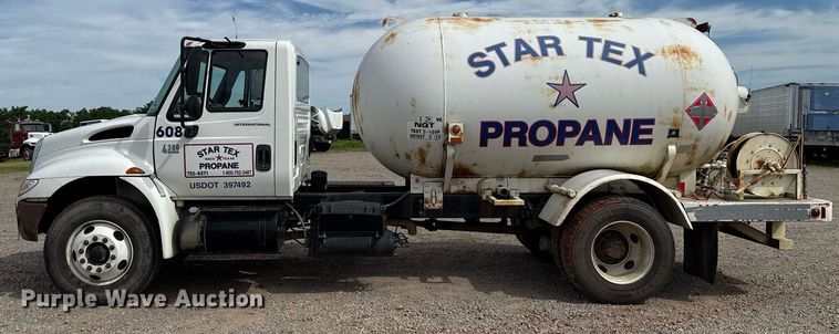 image for item HI9266 2003 International 4300 truck cab and chassis