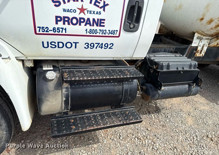 image for item HI9266 2003 International 4300 truck cab and chassis