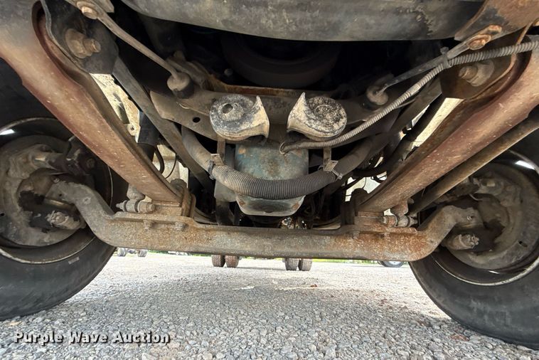 image for item HI9266 2003 International 4300 truck cab and chassis