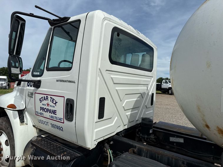 image for item HI9266 2003 International 4300 truck cab and chassis