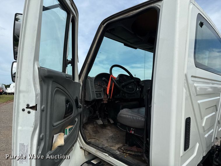 image for item HI9266 2003 International 4300 truck cab and chassis