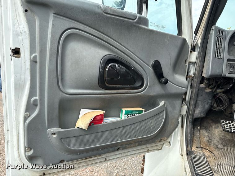 image for item HI9266 2003 International 4300 truck cab and chassis