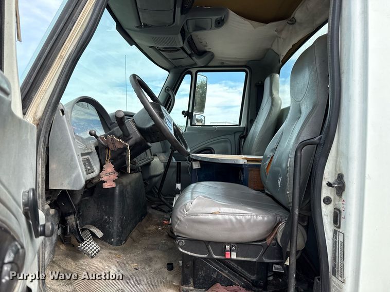 image for item HI9266 2003 International 4300 truck cab and chassis