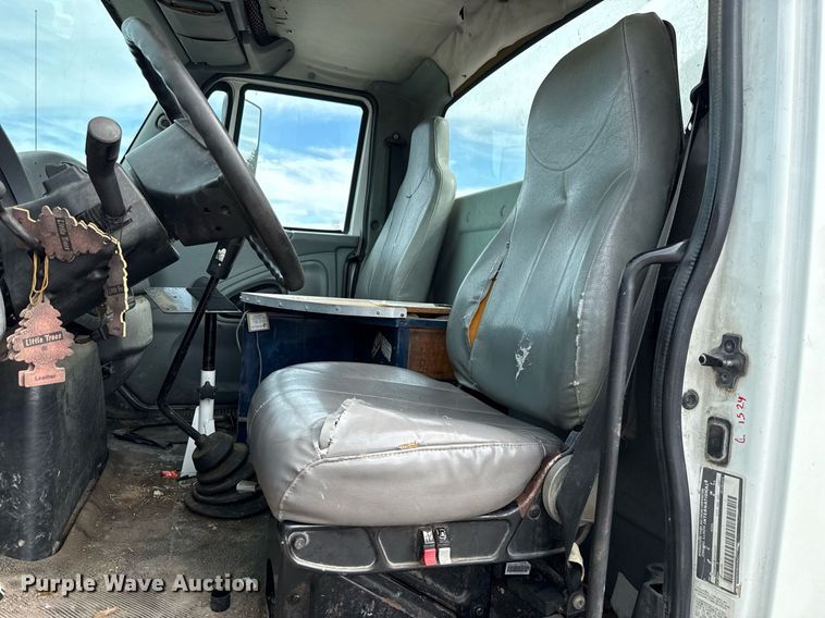 image for item HI9266 2003 International 4300 truck cab and chassis