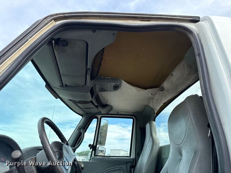 image for item HI9266 2003 International 4300 truck cab and chassis