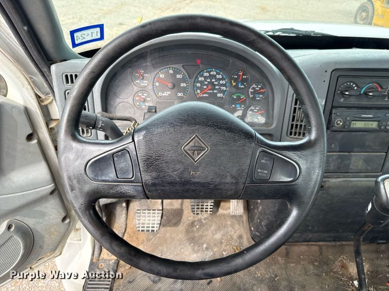 image for item HI9266 2003 International 4300 truck cab and chassis