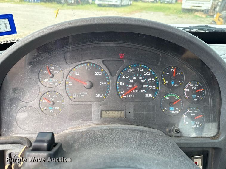 image for item HI9266 2003 International 4300 truck cab and chassis