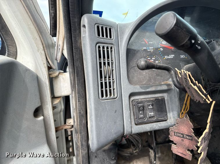 image for item HI9266 2003 International 4300 truck cab and chassis