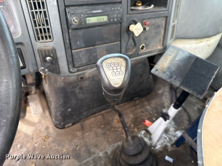 image for item HI9266 2003 International 4300 truck cab and chassis