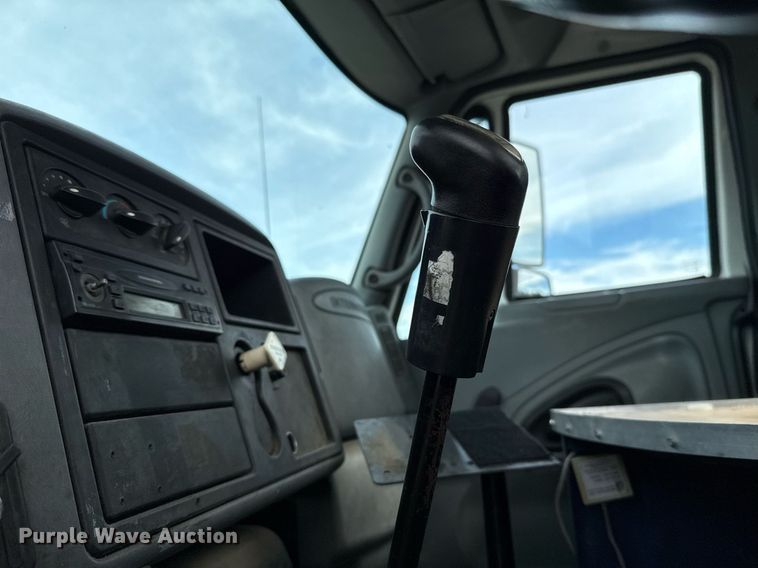 image for item HI9266 2003 International 4300 truck cab and chassis