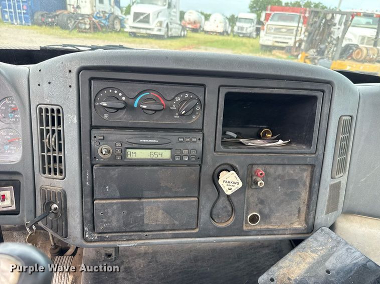 image for item HI9266 2003 International 4300 truck cab and chassis