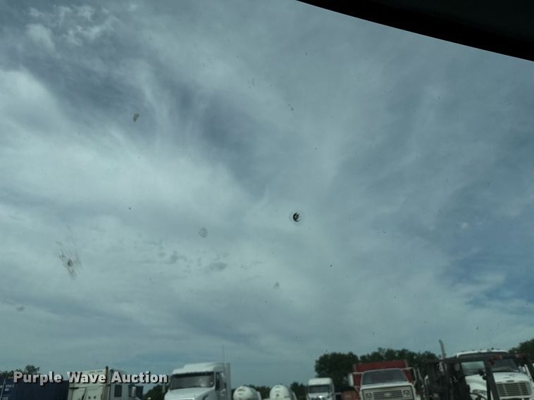 image for item HI9266 2003 International 4300 truck cab and chassis