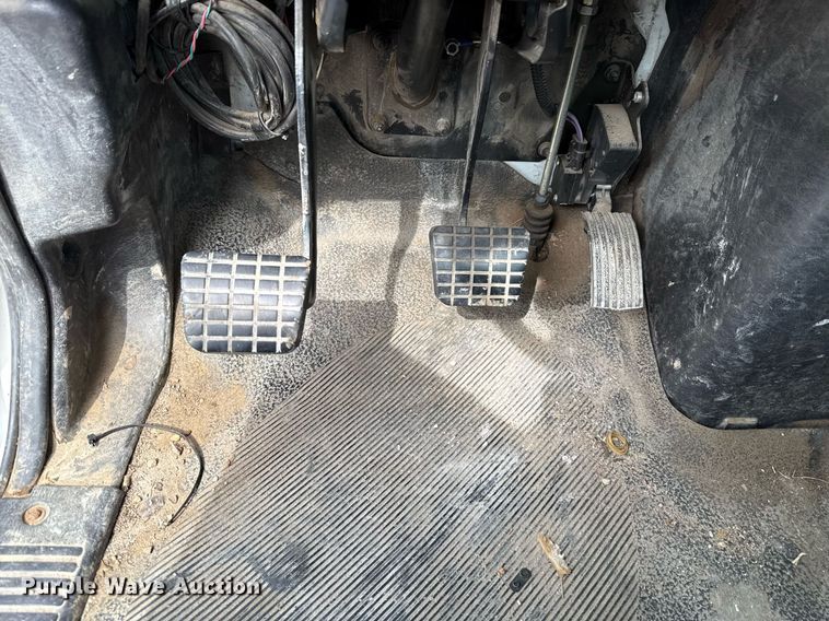 image for item HI9266 2003 International 4300 truck cab and chassis