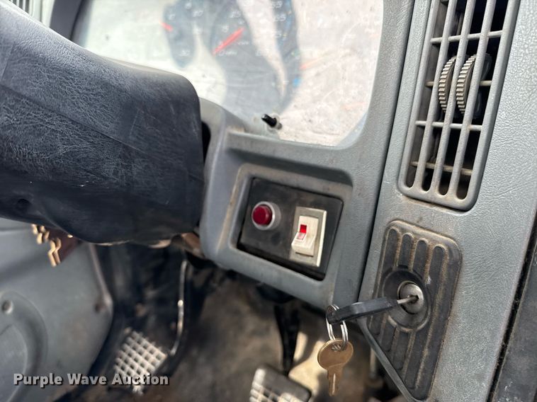 image for item HI9266 2003 International 4300 truck cab and chassis