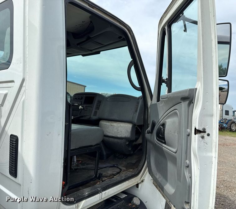 image for item HI9266 2003 International 4300 truck cab and chassis