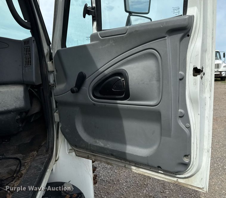 image for item HI9266 2003 International 4300 truck cab and chassis