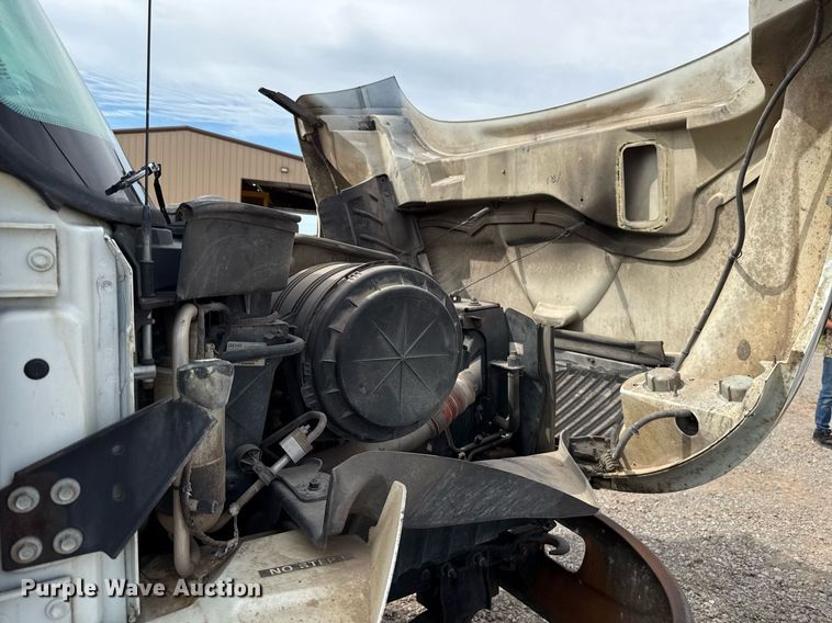 image for item HI9266 2003 International 4300 truck cab and chassis