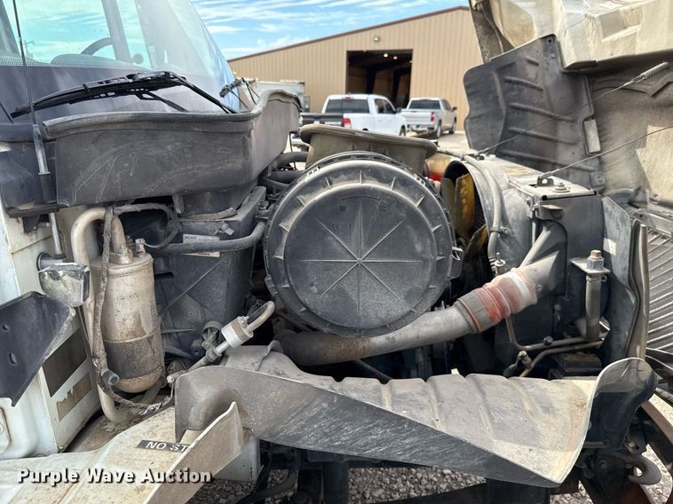 image for item HI9266 2003 International 4300 truck cab and chassis