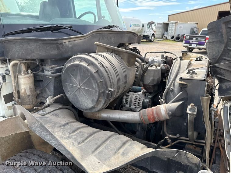 image for item HI9266 2003 International 4300 truck cab and chassis