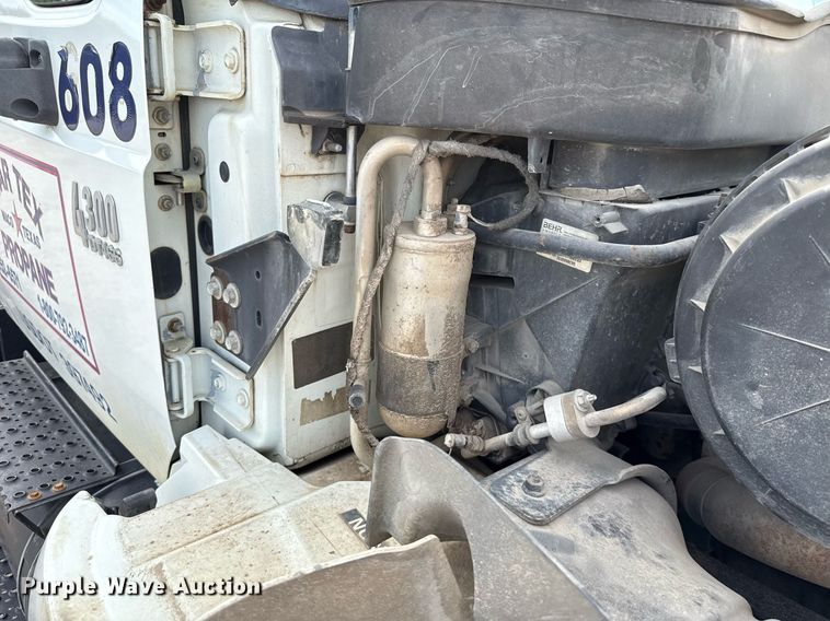 image for item HI9266 2003 International 4300 truck cab and chassis