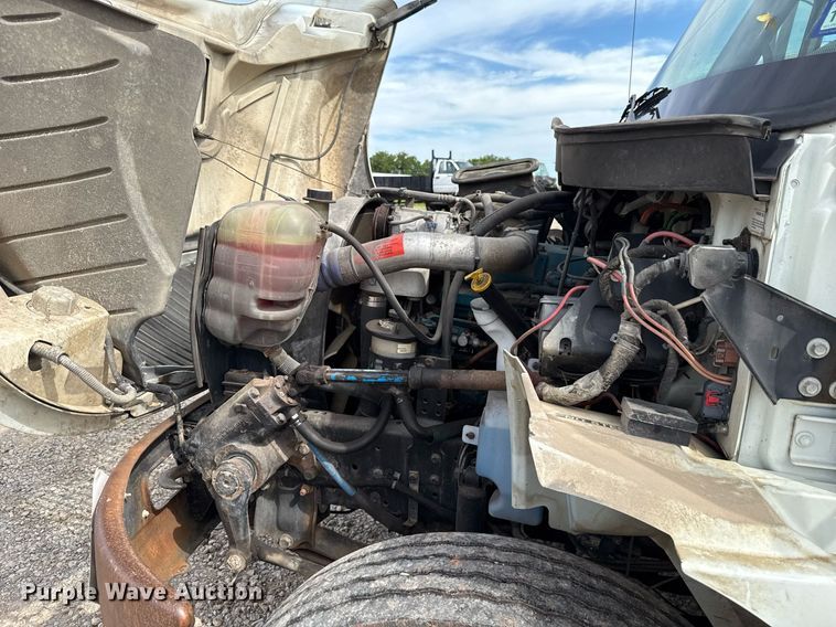 image for item HI9266 2003 International 4300 truck cab and chassis