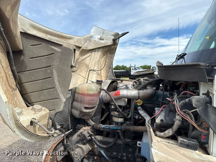 image for item HI9266 2003 International 4300 truck cab and chassis