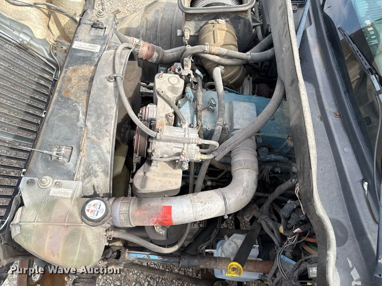 image for item HI9266 2003 International 4300 truck cab and chassis