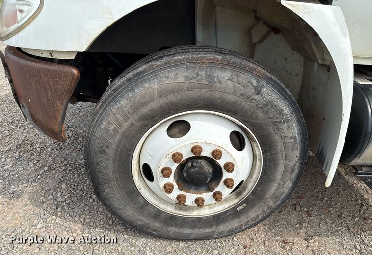 image for item HI9266 2003 International 4300 truck cab and chassis