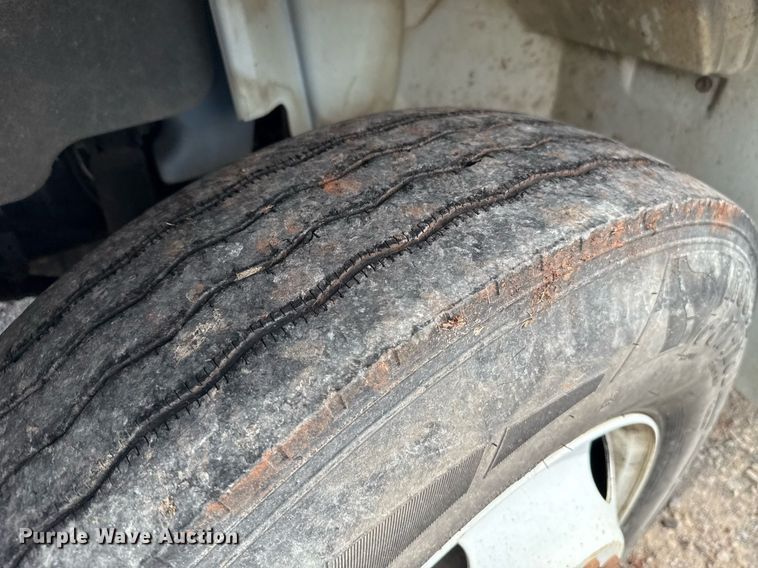 image for item HI9266 2003 International 4300 truck cab and chassis