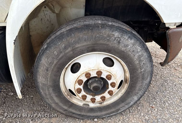 image for item HI9266 2003 International 4300 truck cab and chassis