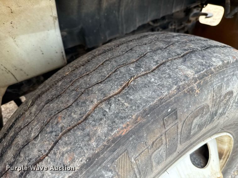 image for item HI9266 2003 International 4300 truck cab and chassis