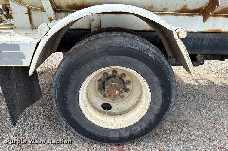 image for item HI9266 2003 International 4300 truck cab and chassis