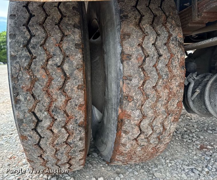 image for item HI9266 2003 International 4300 truck cab and chassis